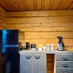 Lomamökit Authentic Log With Hot Tub