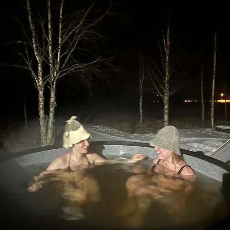 Authentic Log With Hot Tub شاليه *