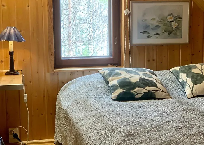 Authentic Log With Hot Tub Chalet